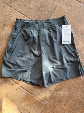 NWT Men’s Lululemon athletica Pace Breaker 7in. short in Slate Green